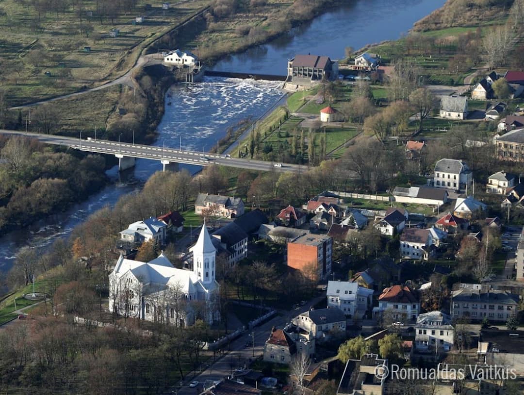 Route dem Ufer des Flusses Jūra entlang