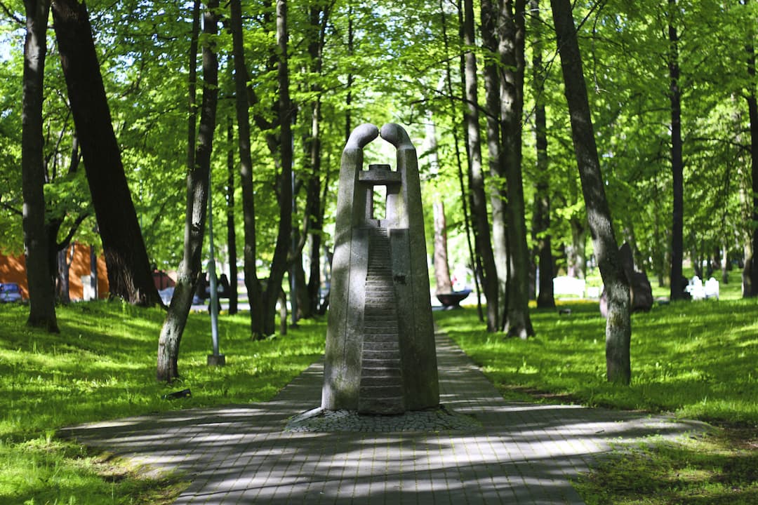 Skulptūrų parko labirintais